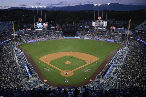 Dodgers fan rushes field to propose to girlfriend, gets pummeled by security